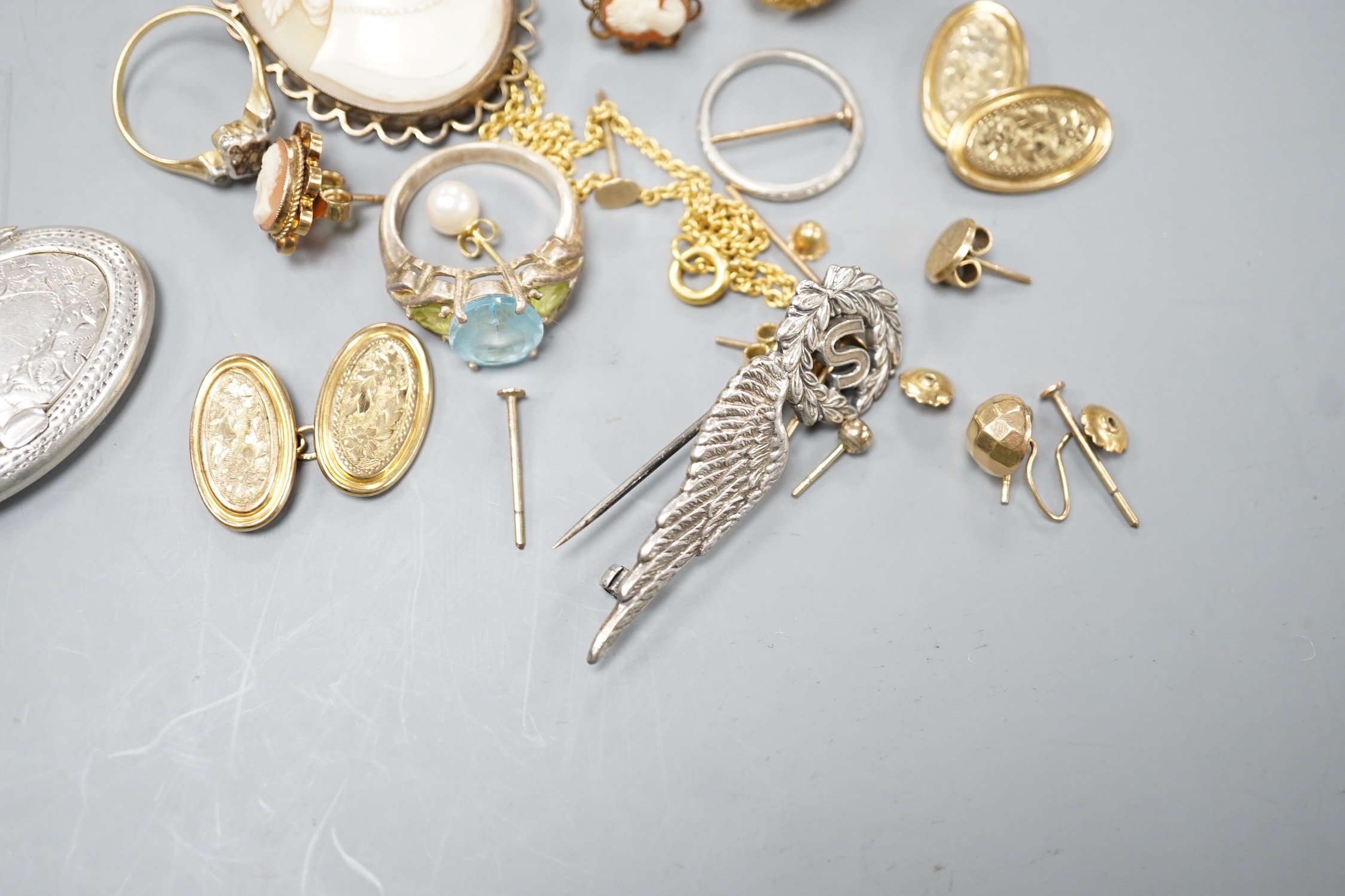 Assorted jewellery including a pair of textured 750 domed earrings, 9.6 grams, silver gilt cameo brooch, rings, earrings etc.